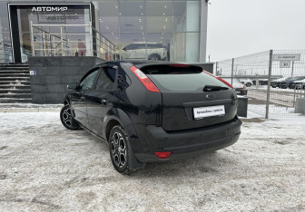 Подержанный автомобиль Ford Focus Hatchback 2007 года (7 фото)