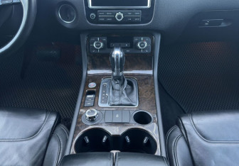 Подержанный автомобиль Volkswagen Touareg 2012 года (11 фото)