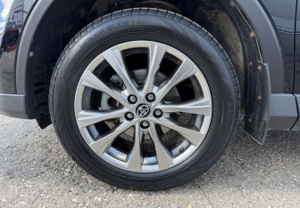 Подержанный автомобиль Toyota RAV4 2017 года (14 фото)