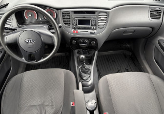 Подержанный автомобиль Kia Rio Sedan 2011 года (11 фото)
