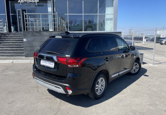 Подержанный автомобиль Mitsubishi Outlander 2021 года (5 фото)