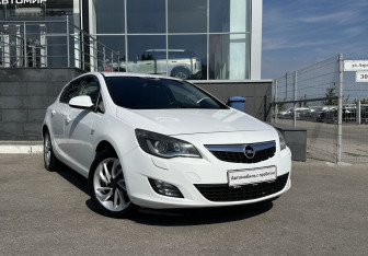 Подержанный автомобиль Opel Astra Hatchback 2011 года (3 фото)