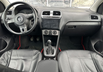Подержанный автомобиль Volkswagen Polo Sedan 2013 года (10 фото)