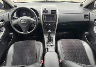 Подержанный автомобиль Toyota Corolla Sedan 2008 года (10 фото)
