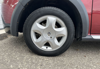 Подержанный автомобиль Renault Sandero 2012 года (15 фото)