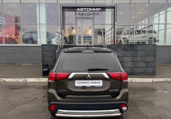 Подержанный автомобиль Mitsubishi Outlander 2018 года (6 фото)
