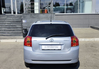 Подержанный автомобиль Toyota Corolla Hatchback 2006 года (6 фото)