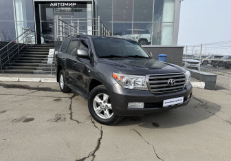 Подержанный автомобиль Toyota Land Cruiser Suv 2011 года (3 фото)