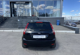 Подержанный автомобиль Ford Fiesta Hatchback 2006 года (6 фото)