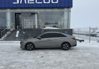 Подержанный автомобиль Hyundai Elantra Sedan 2021 года (8 фото)