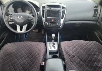 Подержанный автомобиль Kia Ceed Hatchback 2011 года (10 фото)