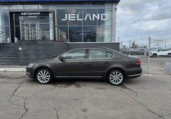 Подержанный автомобиль Volkswagen Passat Sedan 2012 года (8 фото)