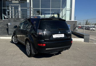 Подержанный автомобиль Mitsubishi Outlander 2008 года (7 фото)