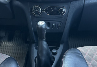 Подержанный автомобиль Renault Logan Sedan 2015 года (11 фото)