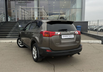 Подержанный автомобиль Toyota RAV4 2013 года (7 фото)