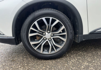 Подержанный автомобиль Mitsubishi Outlander 2015 года (15 фото)