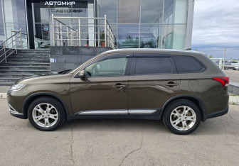 Подержанный автомобиль Mitsubishi Outlander 2018 года (8 фото)