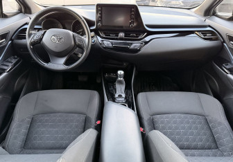 Подержанный автомобиль Toyota C-HR 2019 года (10 фото)