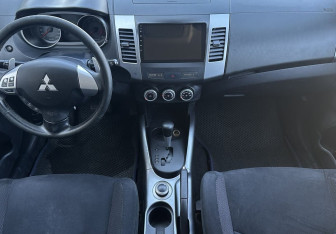 Подержанный автомобиль Mitsubishi Outlander 2008 года (10 фото)