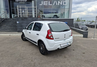 Подержанный автомобиль Renault Sandero 2011 года (7 фото)