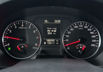 Подержанный автомобиль Nissan X-Trail 2013 года (9 фото)