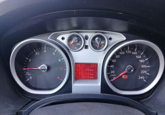 Подержанный автомобиль Ford Focus Sedan 2010 года (9 фото)