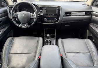Подержанный автомобиль Mitsubishi Outlander 2015 года (10 фото)