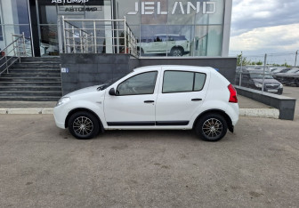 Подержанный автомобиль Renault Sandero 2011 года (8 фото)