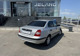 Подержанный автомобиль Hyundai Elantra Sedan 2005 года (5 фото)