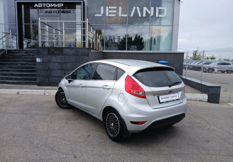 Подержанный автомобиль Ford Fiesta Hatchback 2010 года (7 фото)