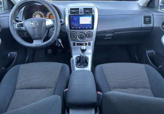 Подержанный автомобиль Toyota Corolla Sedan 2012 года (10 фото)