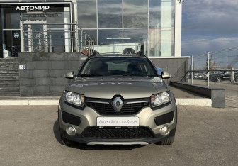 Подержанный автомобиль Renault Sandero 2017 года (2 фото)