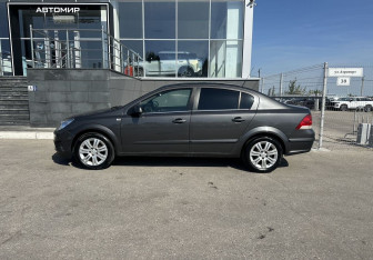 Подержанный автомобиль Opel Astra Sedan 2011 года (8 фото)