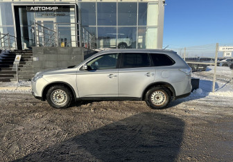 Подержанный автомобиль Mitsubishi Outlander 2012 года (8 фото)