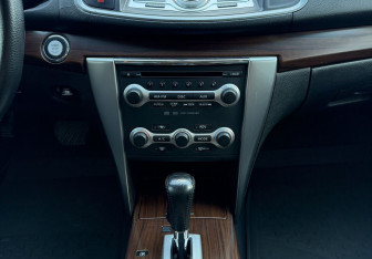 Подержанный автомобиль Nissan Teana 2011 года (11 фото)