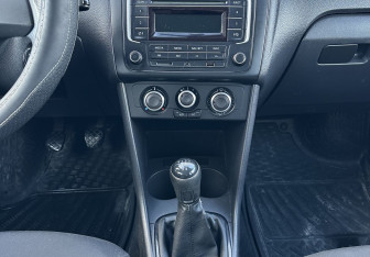 Подержанный автомобиль Volkswagen Polo Sedan 2014 года (11 фото)