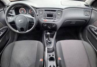 Подержанный автомобиль Kia Rio Sedan 2010 года (10 фото)
