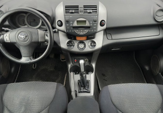 Подержанный автомобиль Toyota RAV4 2006 года (10 фото)