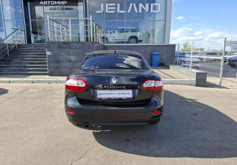 Подержанный автомобиль Renault Fluence 2012 года (6 фото)