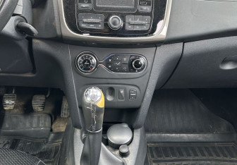 Подержанный автомобиль Renault Sandero 2015 года (11 фото)