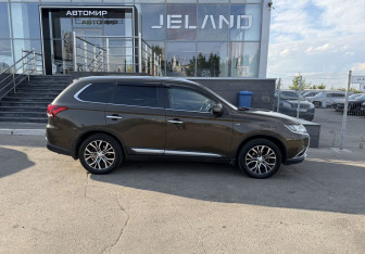 Подержанный автомобиль Mitsubishi Outlander 2015 года (4 фото)