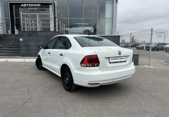 Подержанный автомобиль Volkswagen Polo Sedan 2015 года (7 фото)