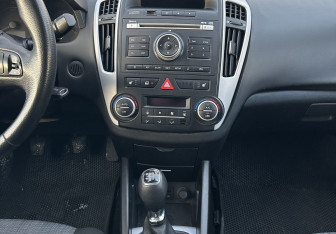 Подержанный автомобиль Kia Ceed Hatchback 2010 года (11 фото)