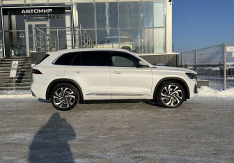 Подержанный автомобиль Geely Monjaro 2025 года (4 фото)