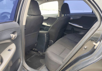 Подержанный автомобиль Toyota Corolla Sedan 2006 года (12 фото)
