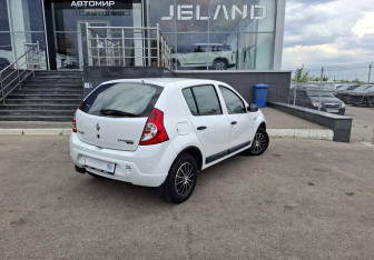 Подержанный автомобиль Renault Sandero 2011 года (5 фото)