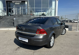 Подержанный автомобиль Opel Astra Sedan 2011 года (5 фото)