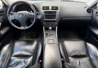 Подержанный автомобиль Lexus IS Sedan 2006 года (10 фото)