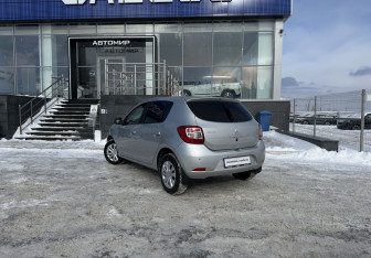 Подержанный автомобиль Renault Sandero 2014 года (7 фото)