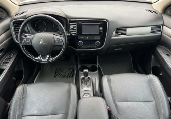 Подержанный автомобиль Mitsubishi Outlander 2015 года (10 фото)